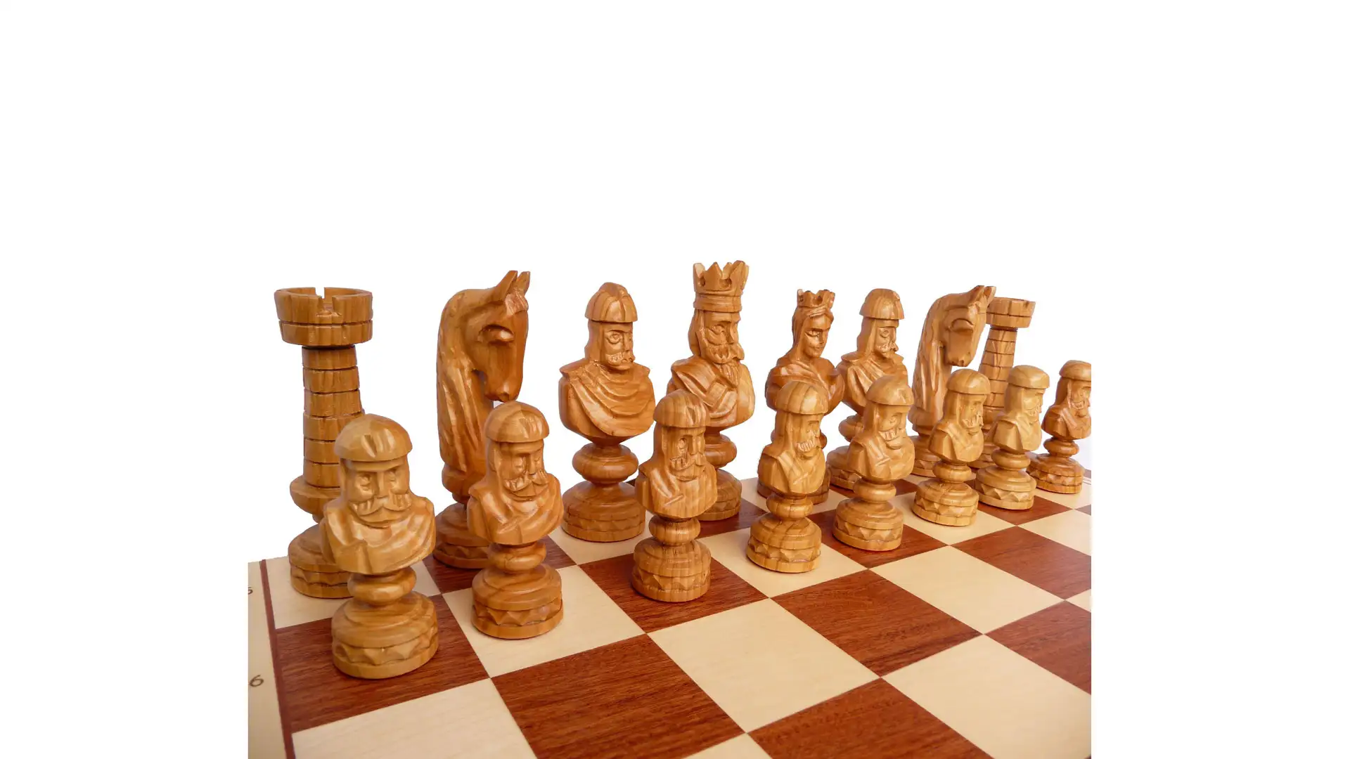 Pièces d'échecs en bois sculptées à la main sur un échiquier