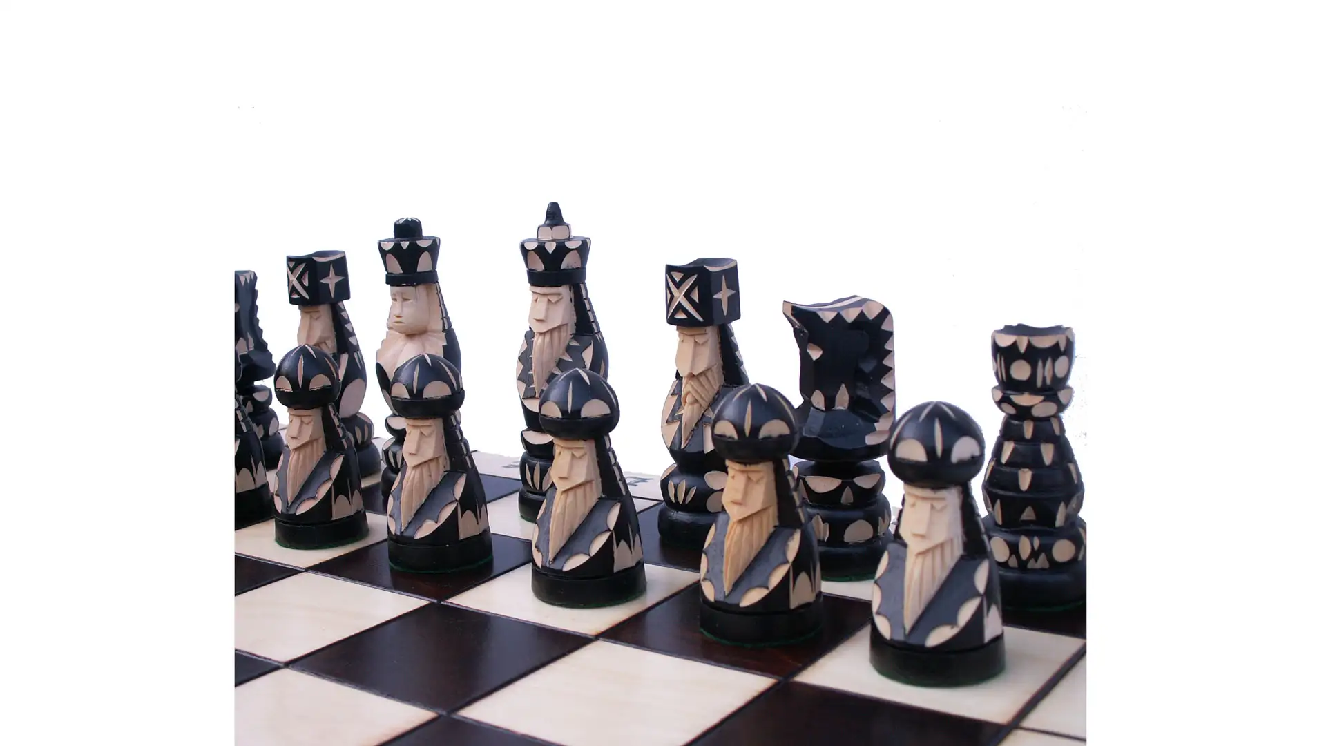 Pièces d'échecs artistiques en noir et crème
