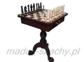 Table d'échecs en bois avec pièces